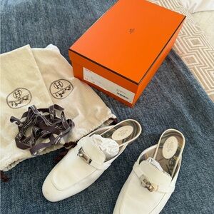 Hermes Oz Mules comes with original packaging in color blanc, size 41.